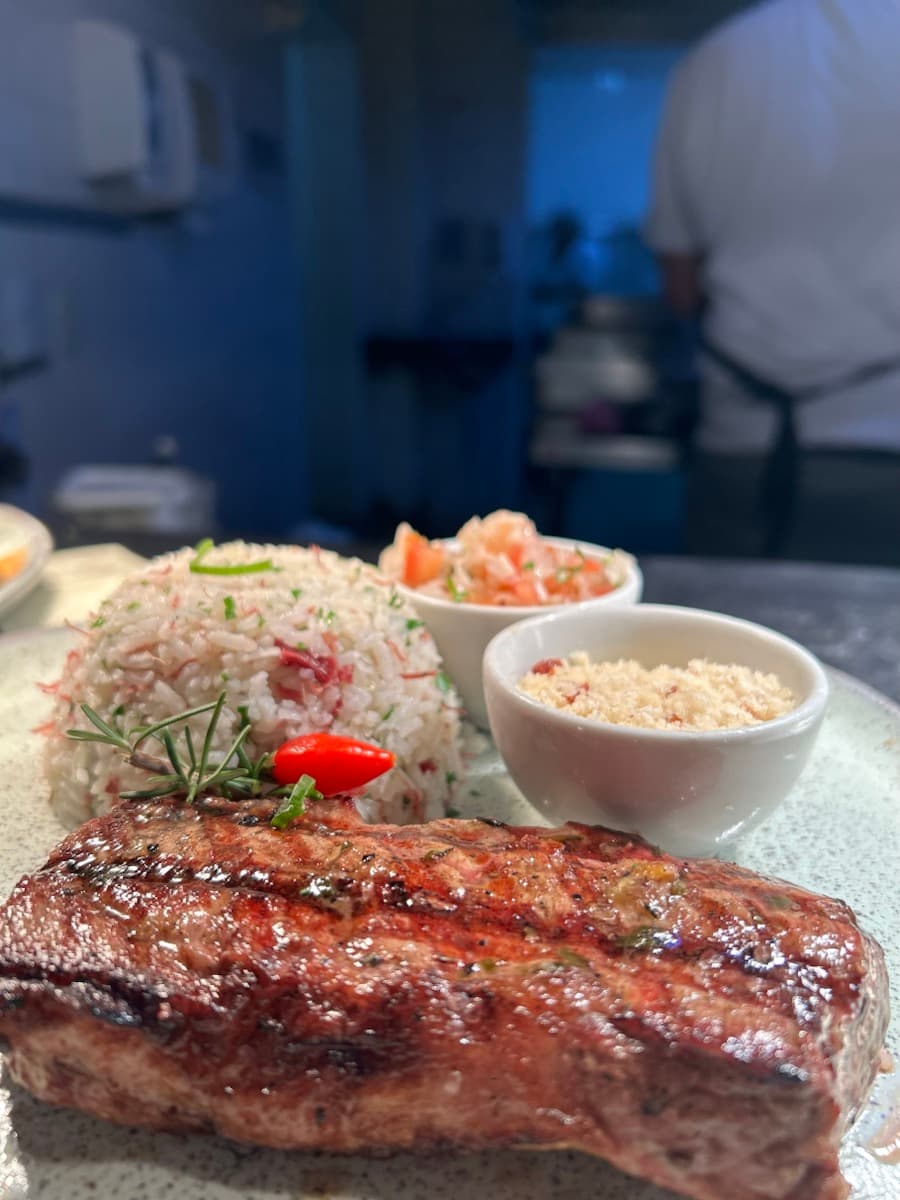 Corte grelhado com arroz e acompanhamentos servido no Zin Bar