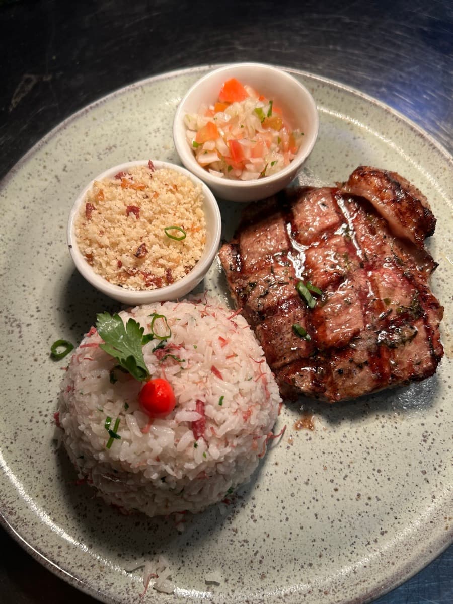 Prato grelhado com arroz e acompanhamentos servido no Zin Bar
