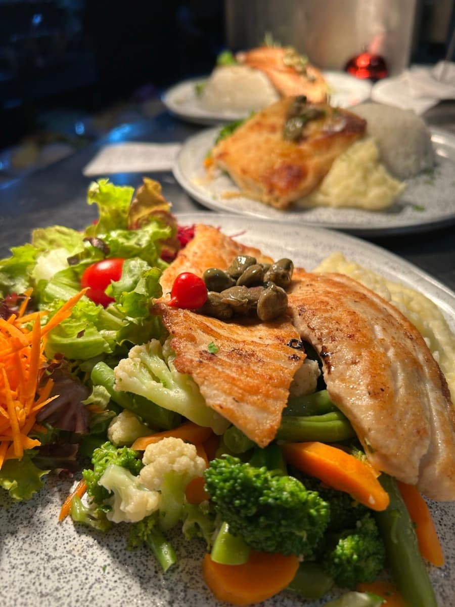 Prato com salmão, legumes e purê servido no Zin Bar