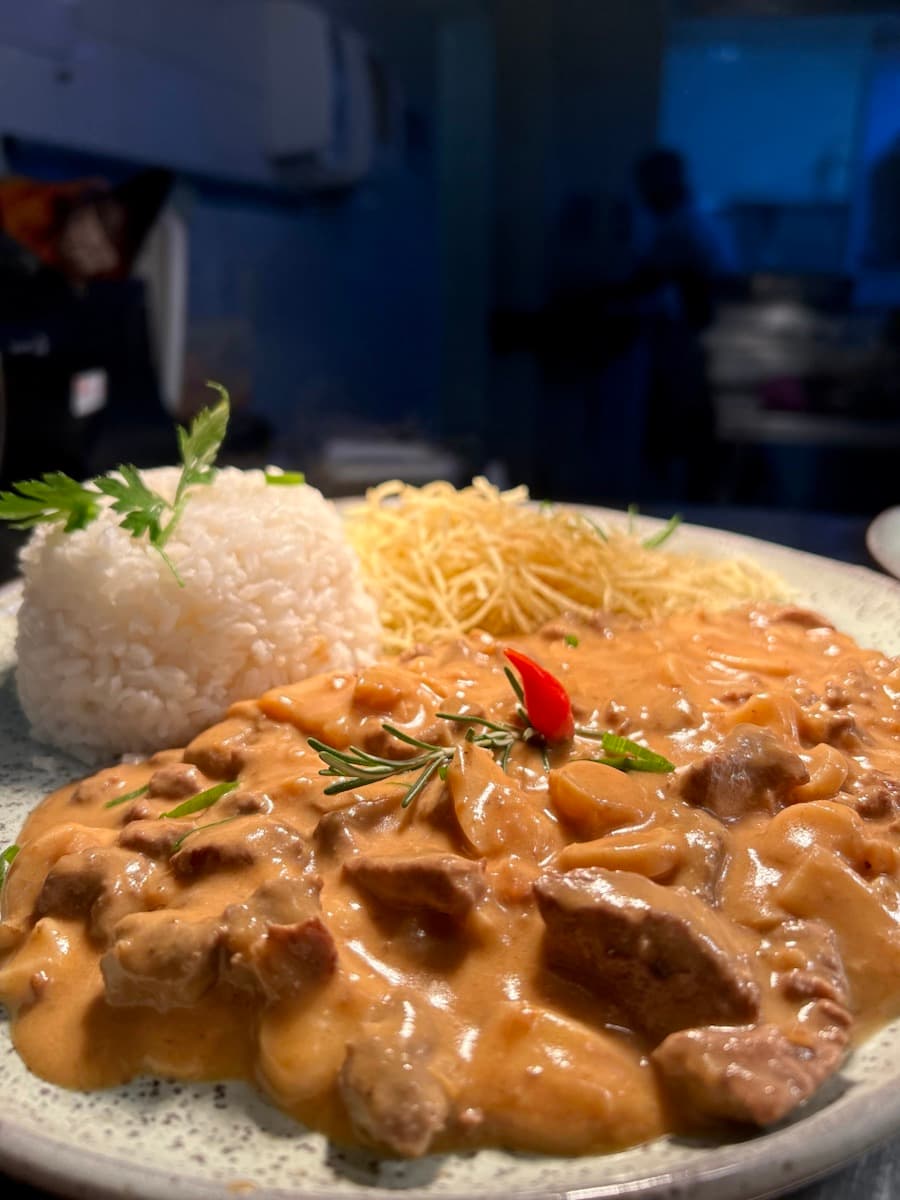 Strogonoff com arroz e batata servido no Zin Bar